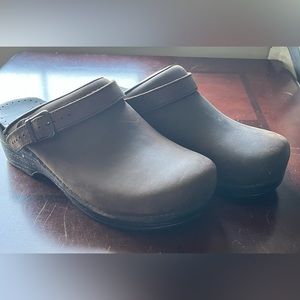 New Dansko size 42 Clogs